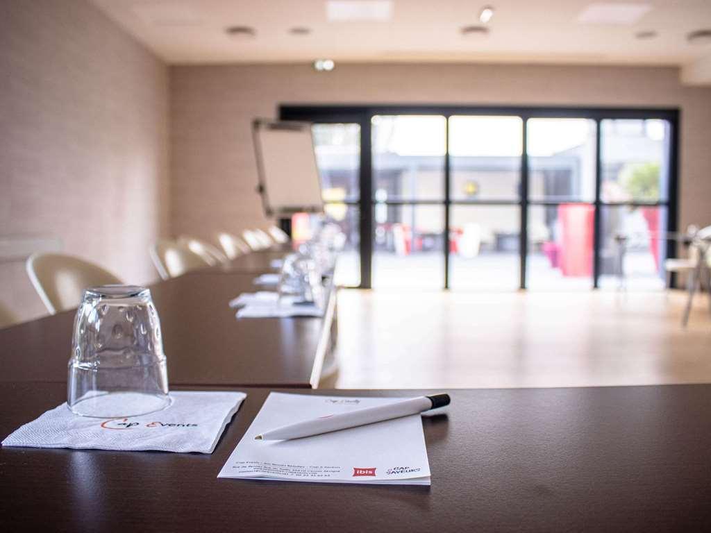 Ibis Rennes Beaulieu Hotel เซซง เซวินเญ ภายนอก รูปภาพ